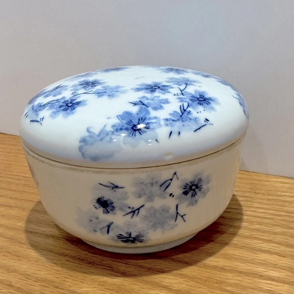 Vintage Blue Floral Ceramic trinket box with lid - Picture 3 of 7